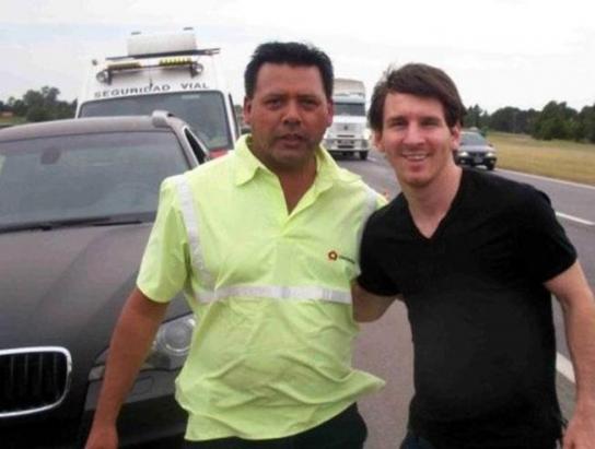 Un auxilio mecánico y una foto inolvidable: así fue la última vez que Messi viajó por Autopista rumbo a Funes